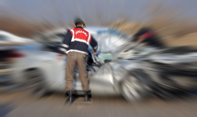 Önce bariyerlere sonra tıra çarptı! 2 yaralı