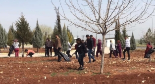 Sağlık çalışanlarından örnek hareket