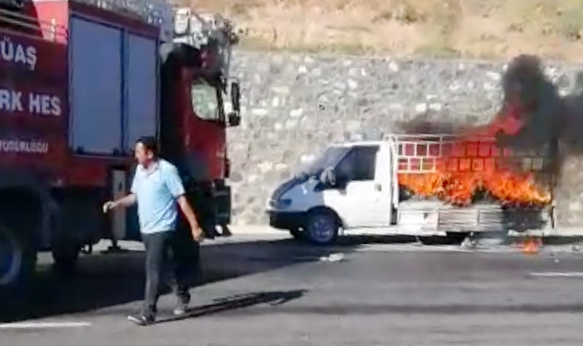 Şanlıurfa’da oyuncak taşıyan kamyonet alev aldı