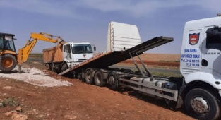 Şanlıurfa'da damperli kamyon devrildi