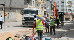 ŞUSKİ Akçakale'de içme suyu şebekesi yapıyor
