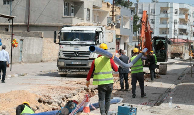 ŞUSKİ Akçakale'de içme suyu şebekesi yapıyor