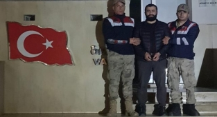 Urfa'nın ilçesinde aranan şahıs derbi sevinci yaşarken yakalandı