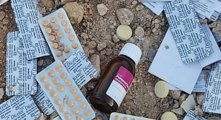 Viranşehir'de sokağa atılan ilaçlar tepkiye neden oldu