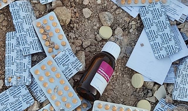 Viranşehir'de sokağa atılan ilaçlar tepkiye neden oldu