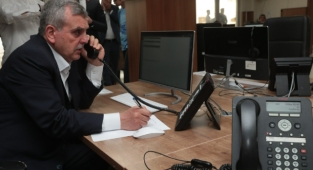 Başkan Beyazgül, çağrı merkezinde çağrıları yanıtladı