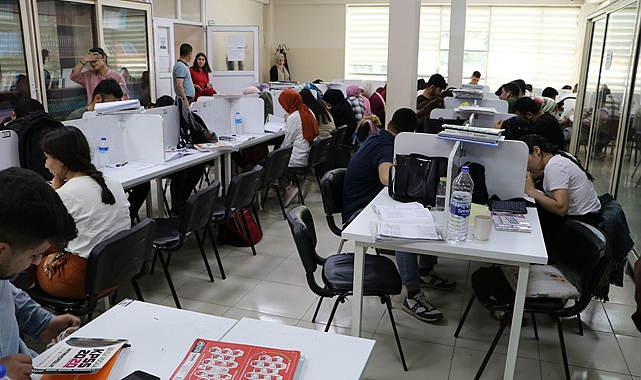 Büyükşehir Belediyesinin gençlik merkezinde sınava hazırlanıyorlar