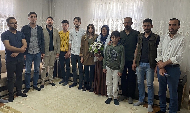 Üniversiteli gençler, Emine Şenyaşar'ın anneler gününü kutladı