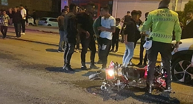 Motosiklet otomobil ile çarpıştı! Yaralılar var