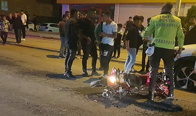 Motosiklet otomobil ile çarpıştı! Yaralılar var