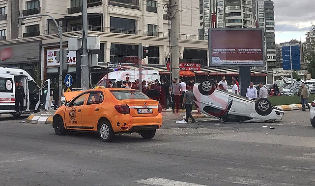 Şanlıurfa'da ticari taksi ile otomobil çarpıştı: Yaralılar var