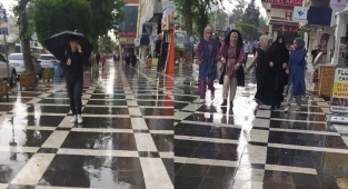 Urfa'da vatandaşlar, yağmura hazırlıksız yakalandı