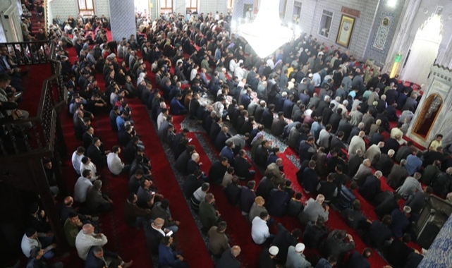 Vatandaşlar bayram namazı için Balıklıgöl'e akın etti