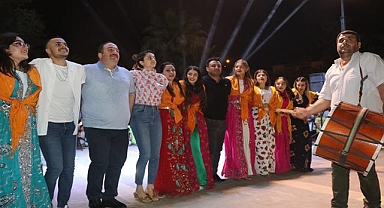 Başkan Ekinci, öğrencilerle halay çekti