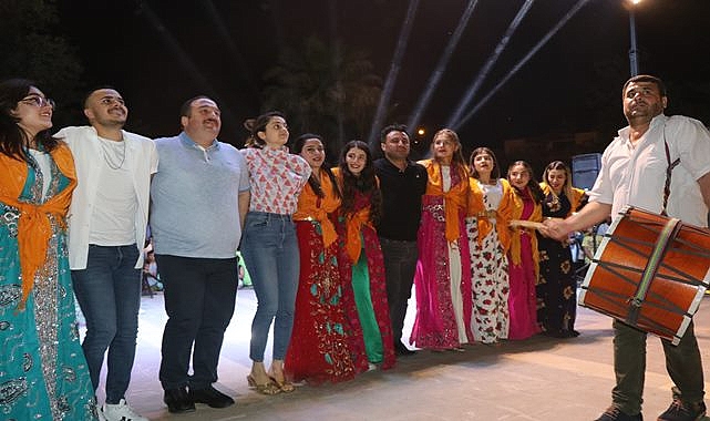 Başkan Ekinci, öğrencilerle halay çekti