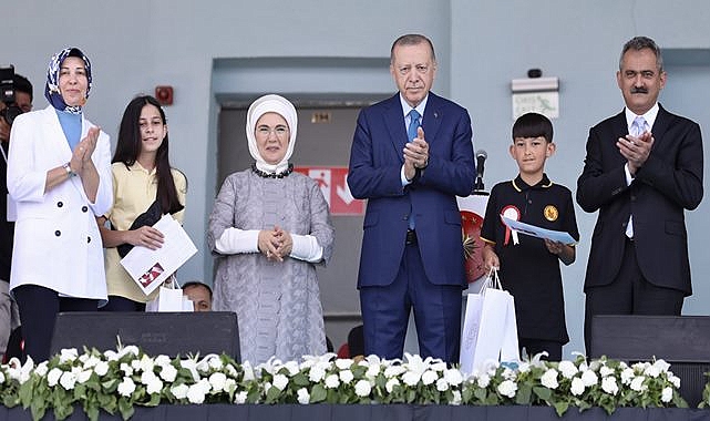 Cumhurbaşkanı Erdoğan ve Bakan Özer, karne dağıtım törenine katıldı