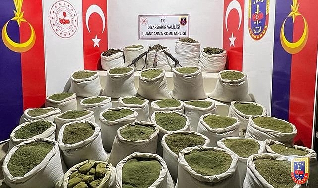 Jandarma, 1 tondan fazla esrar ele geçirdi