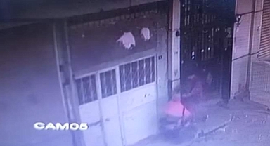 Kapı önündeki bebek arabasını bile çaldılar