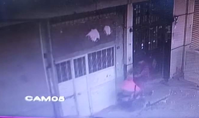 Kapı önündeki bebek arabasını bile çaldılar