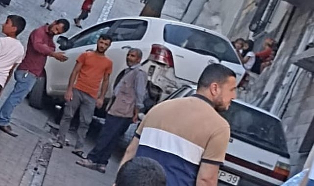 Kontrolden çıkan araç bir başka aracın üstüne çıktı