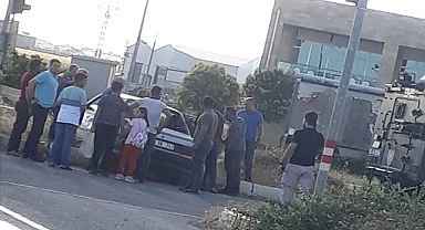 Orta refüje çarpan otomobilde maddi hasar oluştu