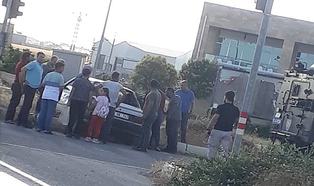 Orta refüje çarpan otomobilde maddi hasar oluştu