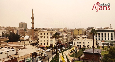 Şanlıurfa'da gökyüzü sarı renge büründü