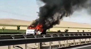 Şanlıurfa'da seyir halindeki kamyonet alevlere teslim oldu