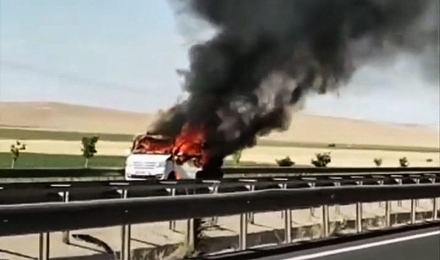 Şanlıurfa'da seyir halindeki kamyonet alevlere teslim oldu