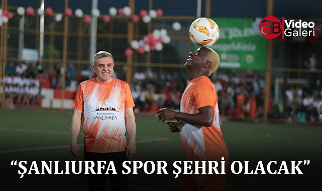 Siyasetçiler ve eski futbolcular aynı takımda oynadı