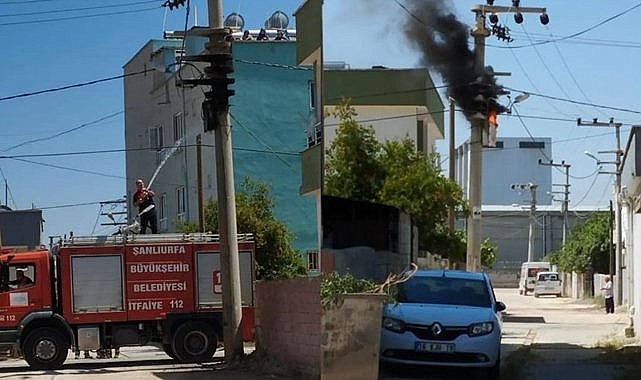 Urfa'da elektrik direğinde patlama sonrası yangın çıktı