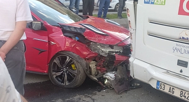Urfa'da otomobil belediye otobüsüne arkadan çarptı
