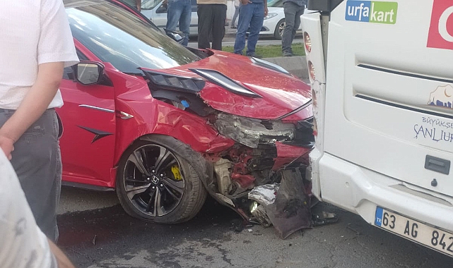 Urfa'da otomobil belediye otobüsüne arkadan çarptı