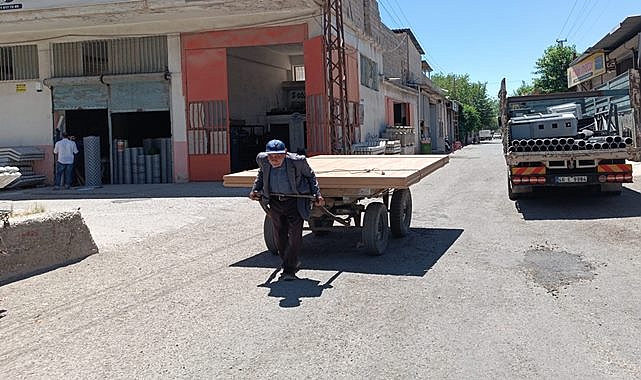 Urfa'da yaşlı adam at arabası ile yük taşıyarak geçimini sağlıyor