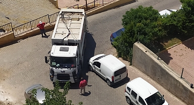 Dar sokaktaki yanlış parklar trafiği aksatıyor 