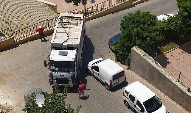 Dar sokaktaki yanlış parklar trafiği aksatıyor