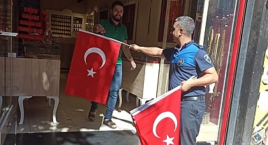 Eyyübiye Belediyesi ilçede binlerce bayrak dağıttı
