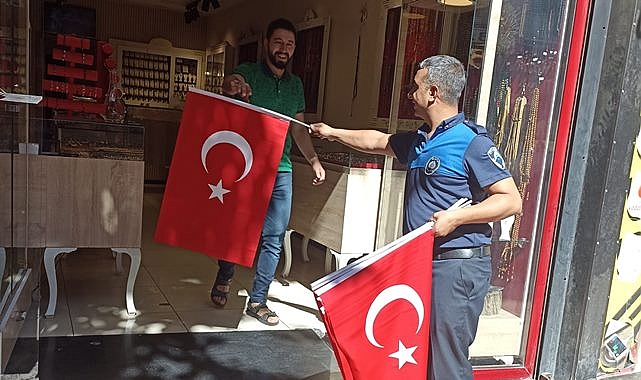Eyyübiye Belediyesi ilçede binlerce bayrak dağıttı