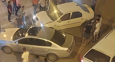 Farklı sokaklardan çıkan araçlar birbirine girdi