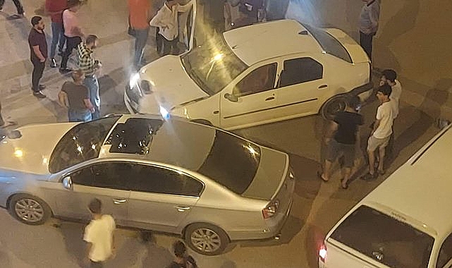 Farklı sokaklardan çıkan araçlar birbirine girdi