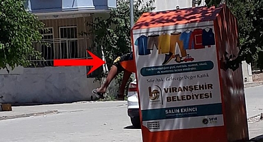 İkinci el kıyafet kutularını boşaltıyorlar