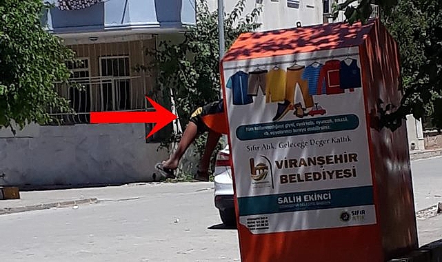 İkinci el kıyafet kutularını boşaltıyorlar