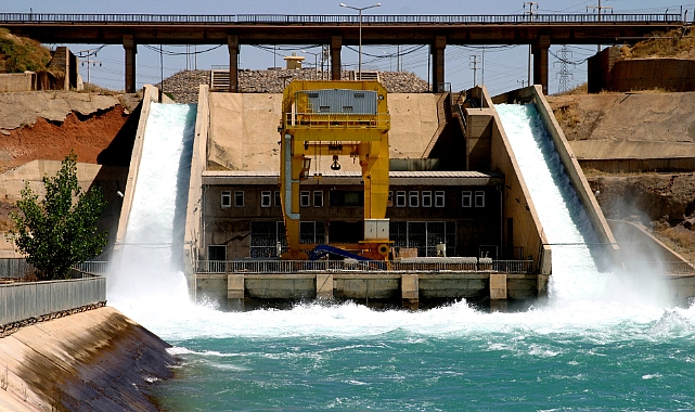 Kanala düşen kadını polis kurtardı