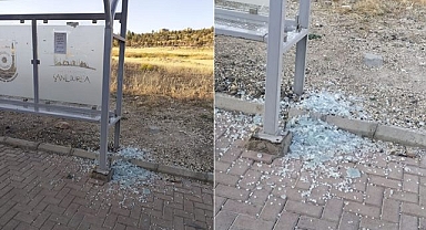 Kimliği belirsiz kişiler durak camlarını kırıyor