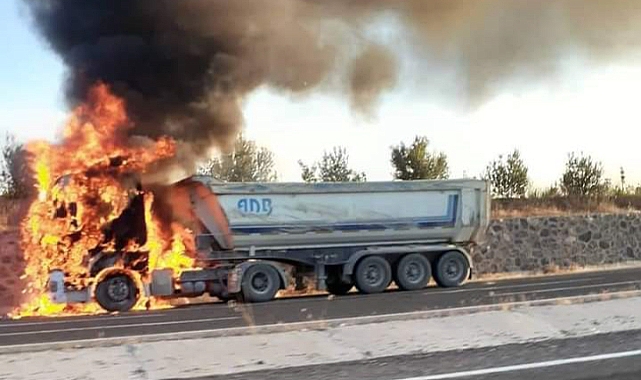 Şanlıurfa’da seyir halindeki TIR yandı
