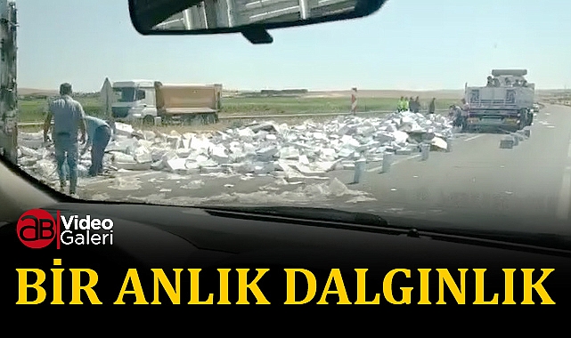 Şanlıurfa'da TIR bariyerlere çarptı: Kırtasiye malzemeleri yola saçıldı