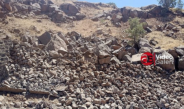 Siverek'te toprak kayması! Yol kapandı