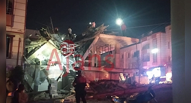 Urfa'da iki katlı bina çöktü