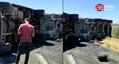 Urfa'da kontrolden çıkan tır kaza yaptı