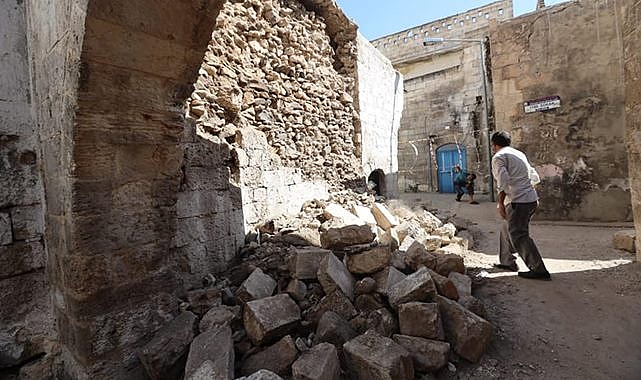 Urfa'da tarihi yapı çöktü! Büyükşehir harekete geçti